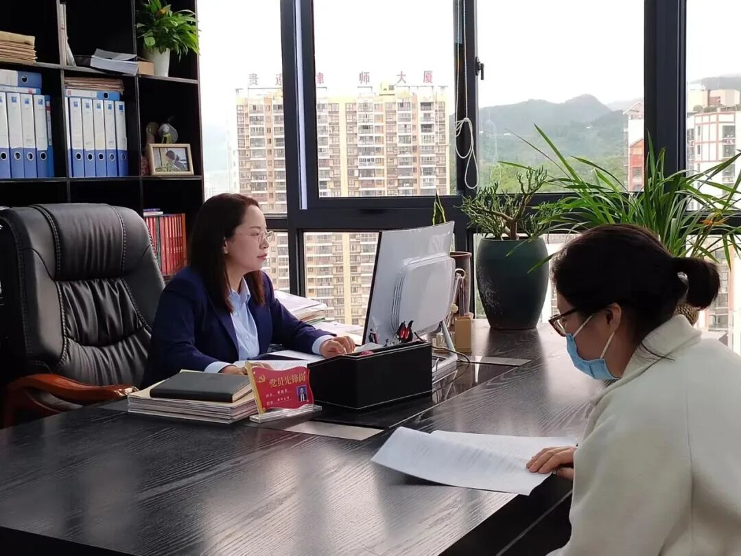 胡敏琴的工作臺(tái)。