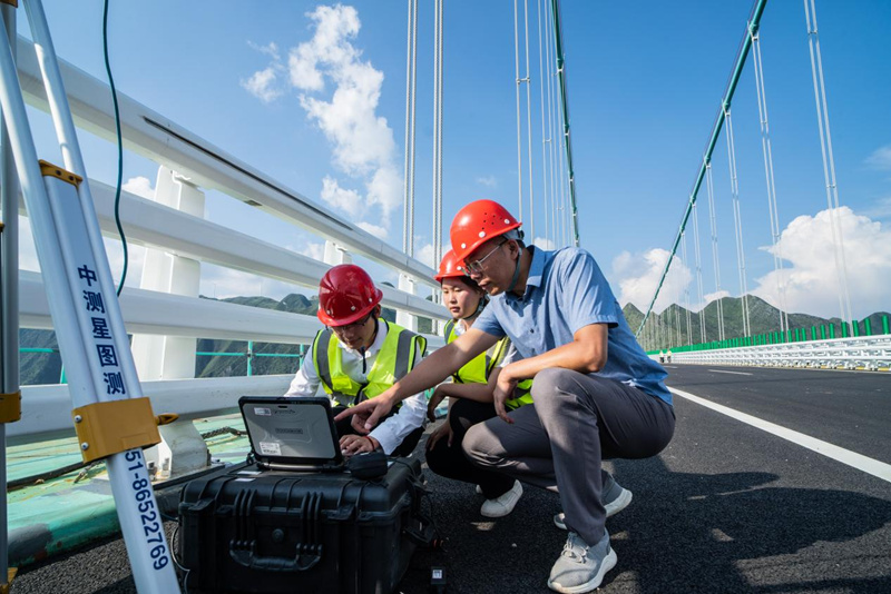 馬宗源在大橋上教學(xué)生如何使用測(cè)量工具。