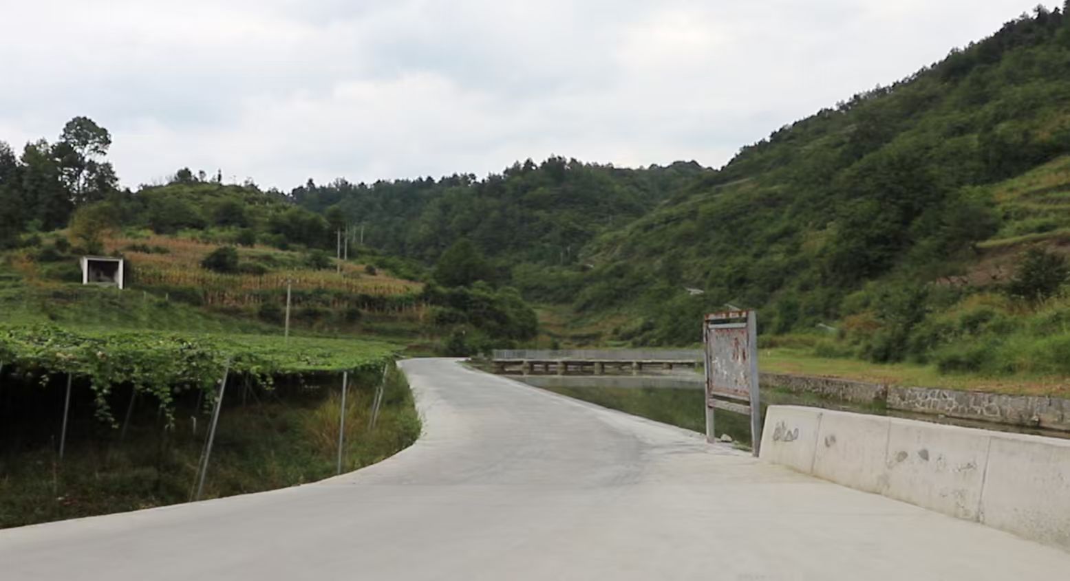 清澈的河水、整潔的步道。彭垚攝