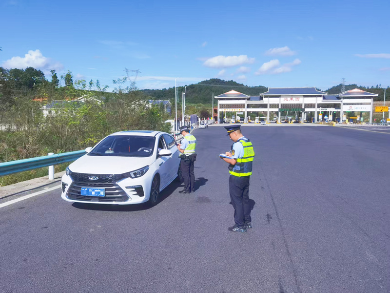 2025年10月7日，交通執法人員在S36玉盤高速施秉服務區上行開展運政執法檢查。蒙月攝
