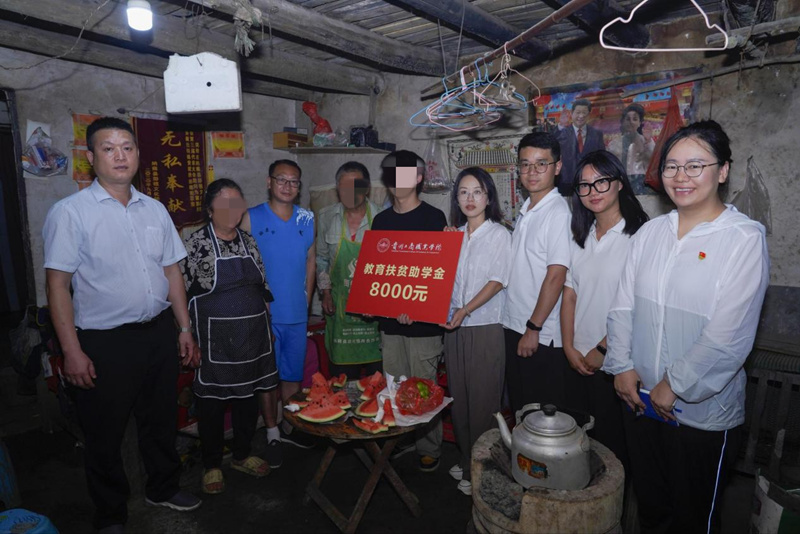 8000元獎助補(bǔ)貼交到張明偉（化名）手中。