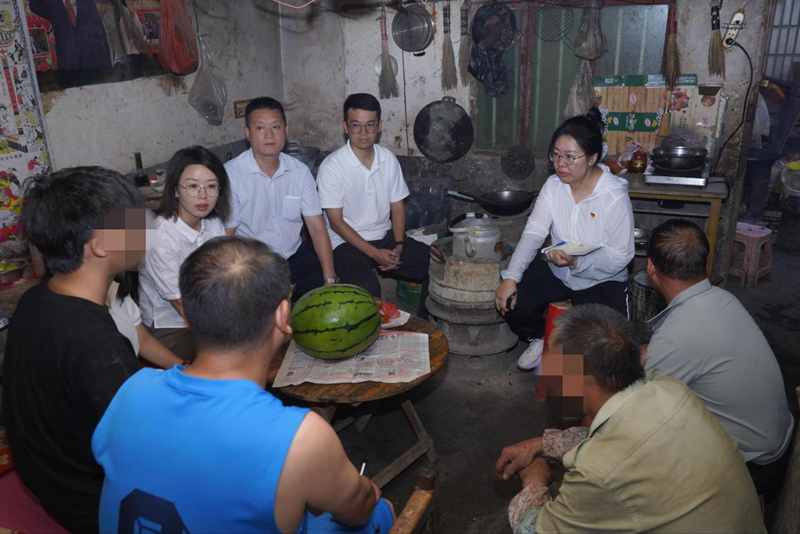 現(xiàn)場交談。