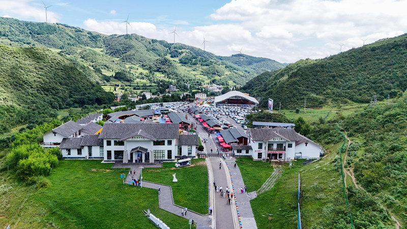 赫章縣阿西里西韭菜坪景區(qū)停車場(chǎng)。盛燦攝