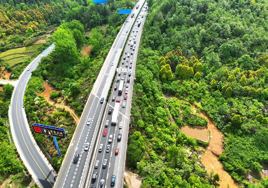 “雙節”期間,無人機巡飛畫面。貴州博睿科訊科技發展有限公司供圖