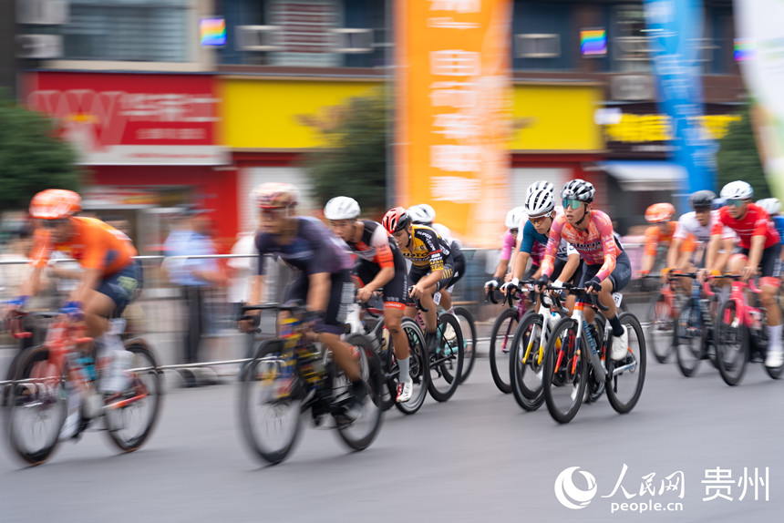 2025第九屆“多彩貴州”自行車聯賽(赤水站)比賽現場。人民網記者 涂敏攝