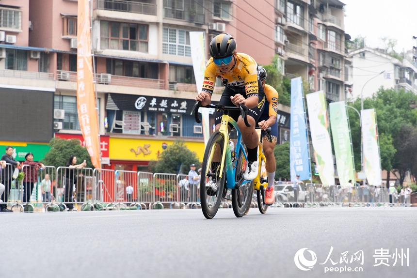 2025第九屆“多彩貴州”自行車聯賽(赤水站)比賽現場。人民網記者 涂敏攝
