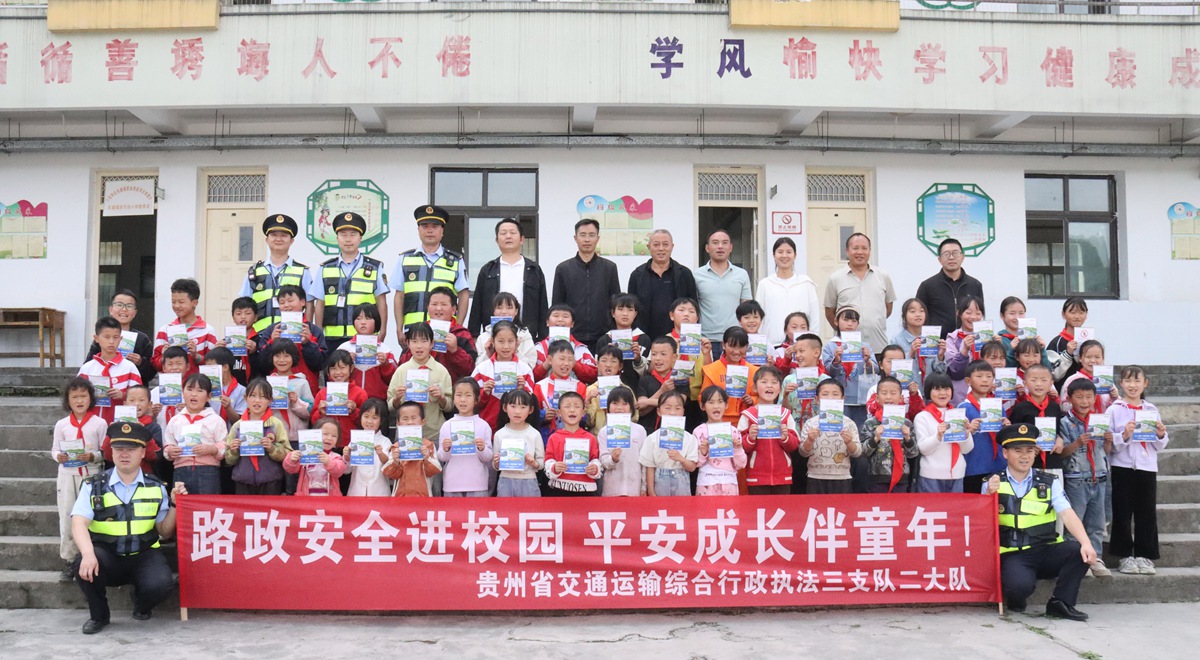 三支隊執法人員深入校園開展路政宣傳活動