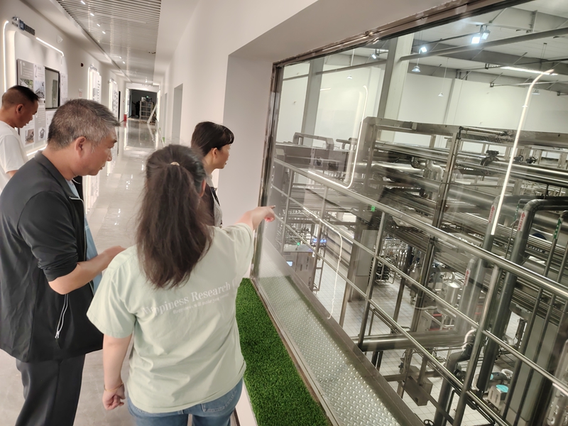 圖為：工作人員深入生產(chǎn)車間開展檢查工作1