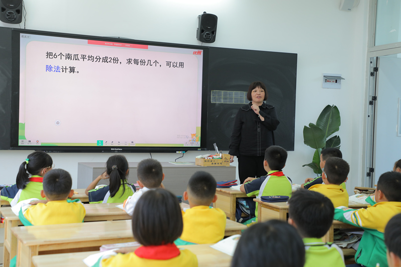 老師正在通過智慧黑板給學生授課。何志剛攝