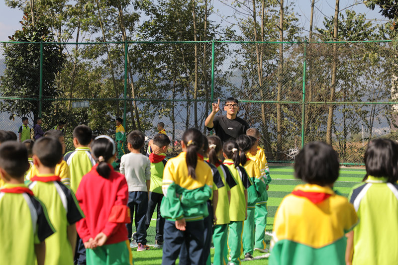 學生們正在上體育課。何志剛攝