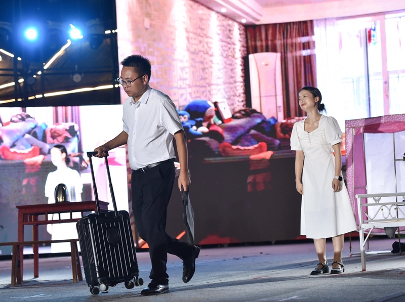 李剛帶著行李去駐村，妻子哭泣送別。謝慧芳攝