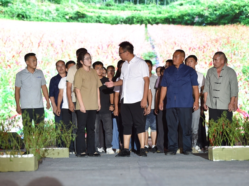駐村干部李剛帶群眾去找水。謝慧芳攝