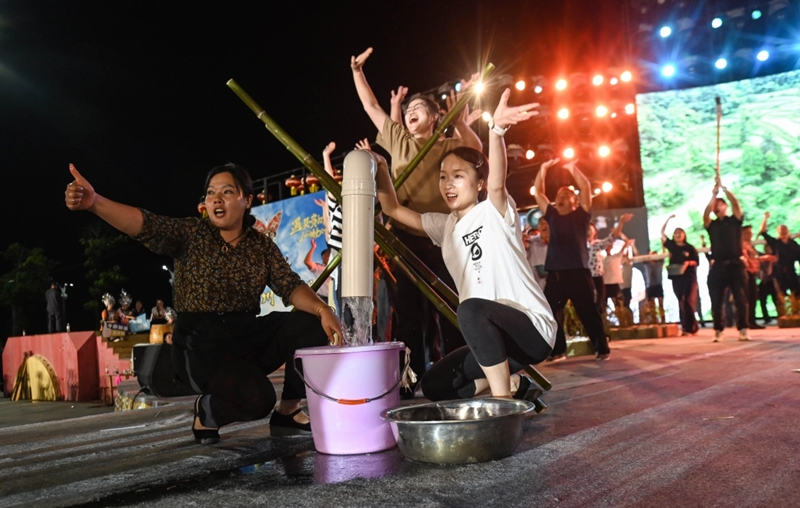 找到水源，清泉從水管涌出。謝慧芳攝