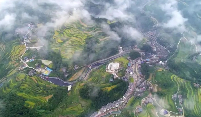 青山綠水間的美麗鄉村。龍元彬 攝