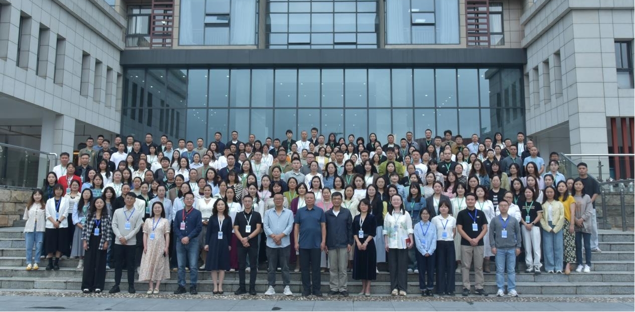 全體與會領導、專家及參訓教師合影。