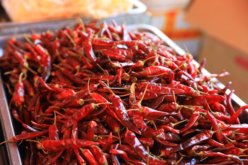 集市上擺放的干辣椒。 吳麟欽 攝