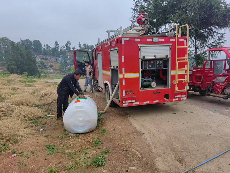 圖為消防車(chē)?yán)熮r(nóng)抗旱移栽。