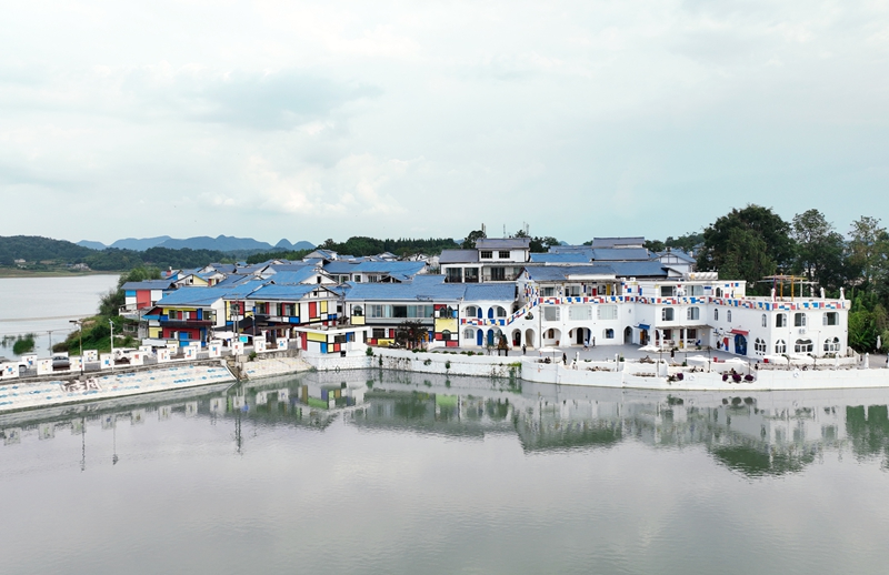 紅楓湖畔的蒙安·夕舍。