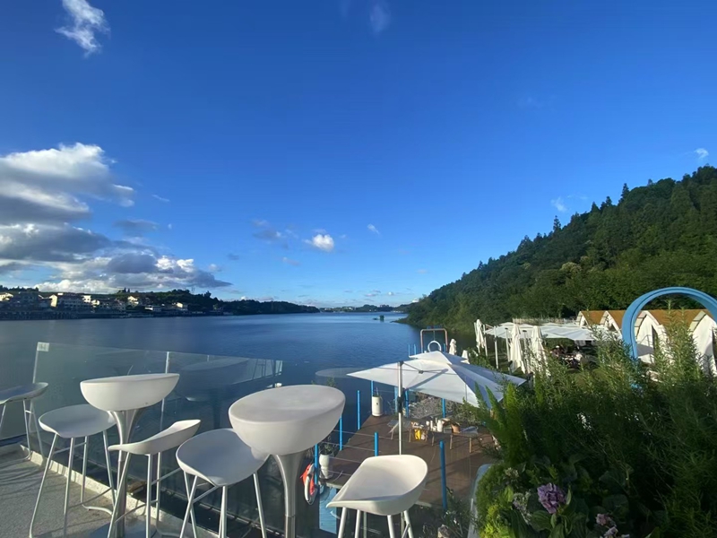 紅楓湖鎮(zhèn)大沖村的“藍白小寨”藍調(diào)小院民宿。