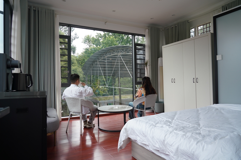 游客在衛(wèi)城鎮(zhèn)上水村民宿品嘗咖啡。