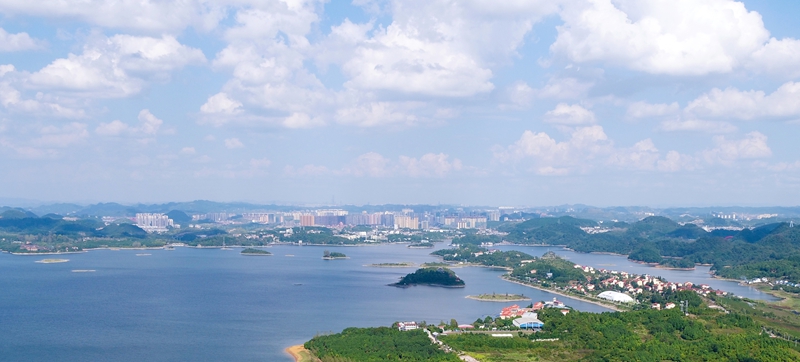 天藍水清的湖城清鎮。