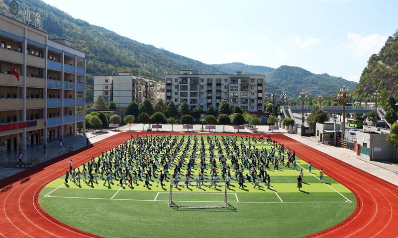 楚米鎮元田小學活力滿滿的體育“大課堂” 。萬蓮蓮攝.JPG