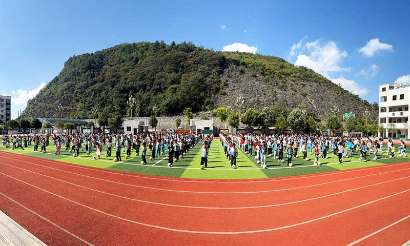 楚米鎮元田小學的學生們正在進行大課間活動。 陳桂良攝.JPG