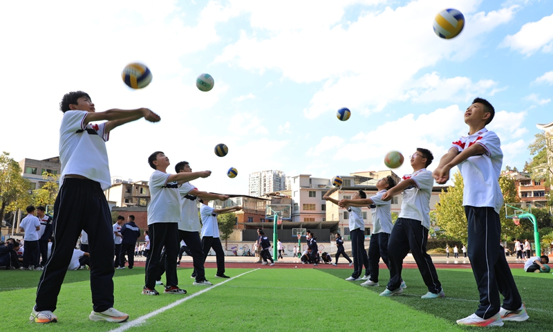 婁山中學的學生們正在進行排球訓練。 陳桂良攝.JPG