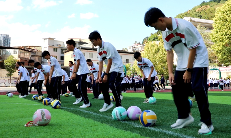 婁山中學的學生們正在上體育課 。陳桂良攝.jpg