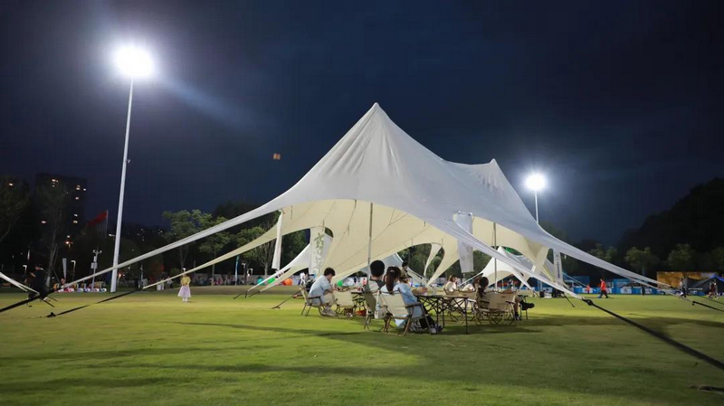 市民一邊喝咖啡,一邊觀看比賽。