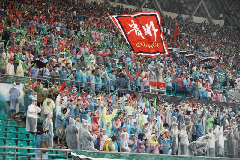 “城超”決賽現(xiàn)場萬人歡呼。