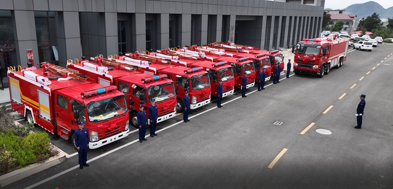 圖為:舉行2025開陽縣消防救援車輛采購項目車輛交車儀式