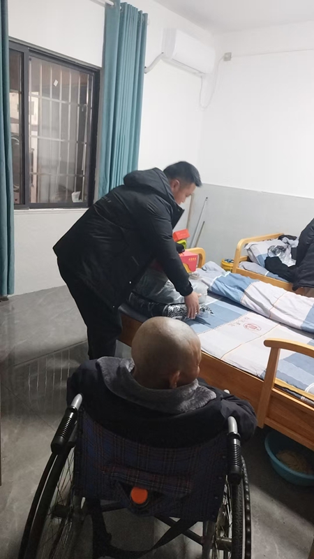 大坪場鎮敬老院院長田松江幫助老人們整理被褥。