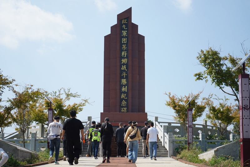 摩友們在紅九軍團菜籽坳戰斗勝利紀念碑前 黃源匯 攝.JPG