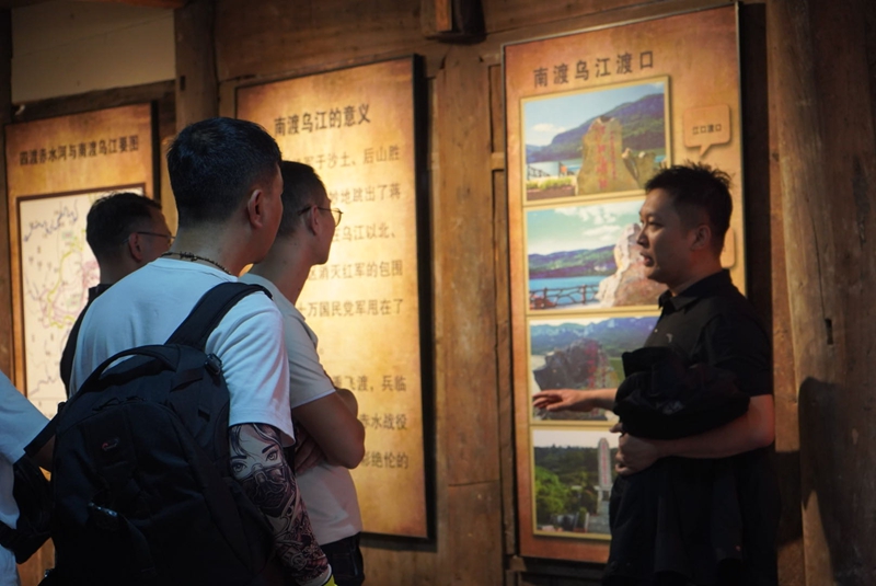 摩友們正在聆聽南渡烏江歷史。黃源匯 攝.JPG