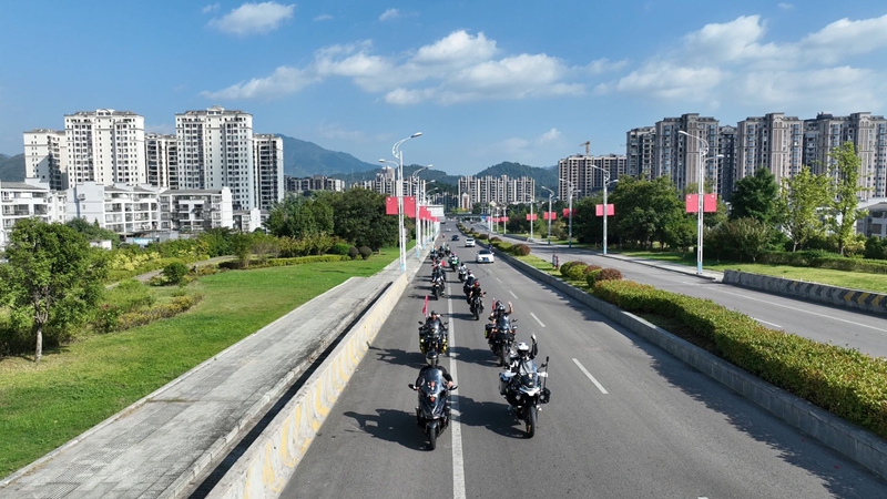 正在騎行的摩友們。黃源匯 攝.JPG