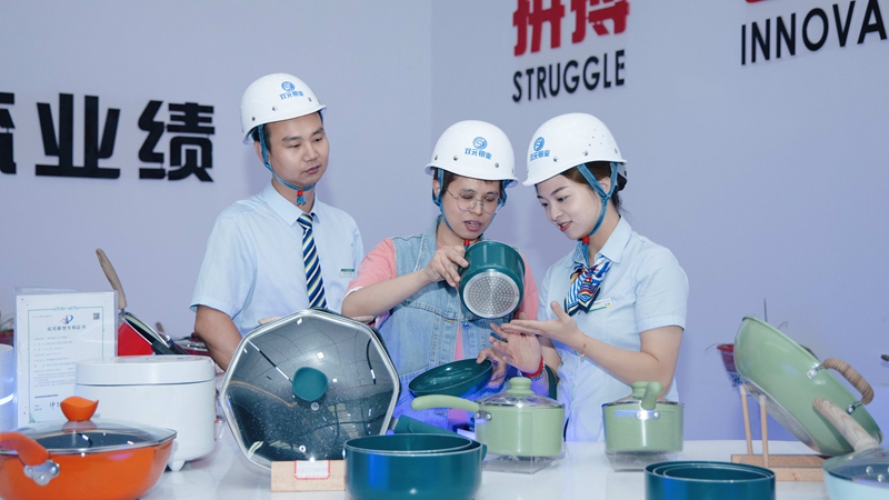 郵儲銀行工作人員深入水城經濟開發區鋁及鋁加工產業園，了解企業所需。郵儲銀行貴州省分行供圖 