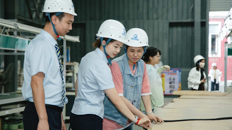 郵儲銀行工作人員深入水城經濟開發區鋁及鋁加工產業園，了解企業所需。郵儲銀行貴州省分行供圖