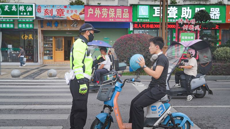 專項整治交通不文明行為 繪就城市文明出行畫卷。