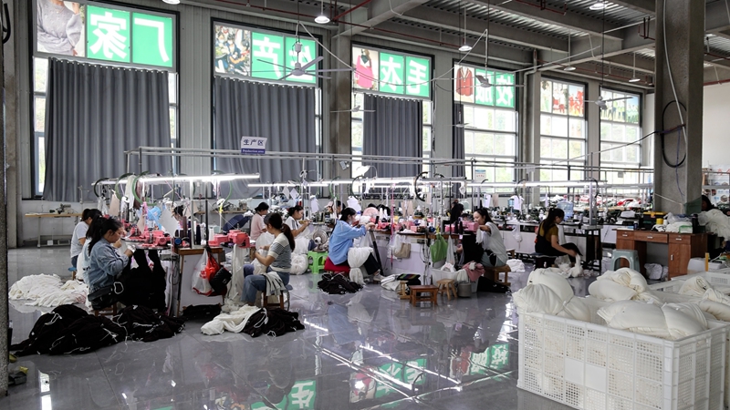 工人們正加班加點。