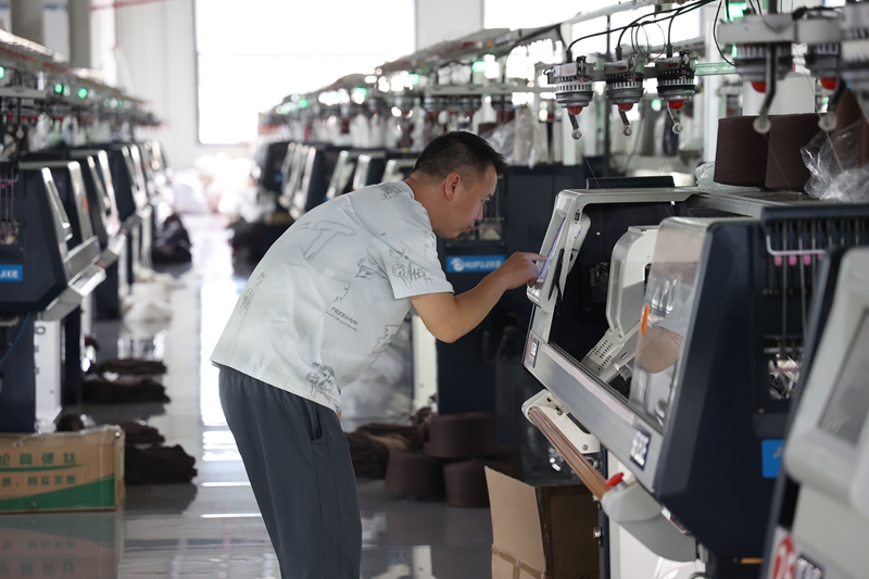 工人們操作機器。