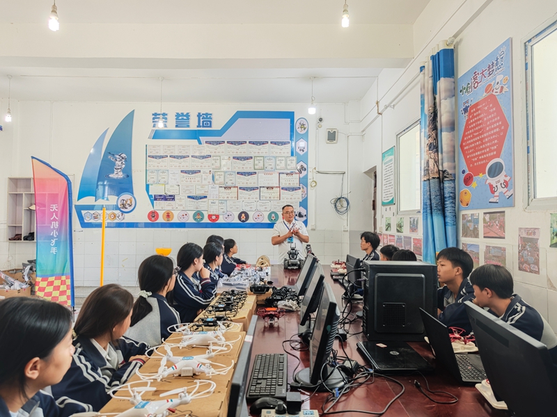 衛(wèi)城中學(xué)正在開(kāi)展無(wú)人機(jī)理論教學(xué).jpg