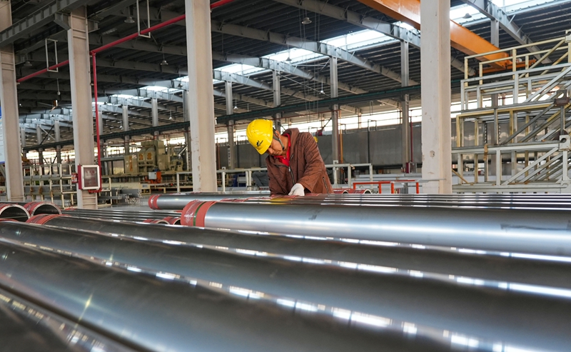 工人正在對產品進行檢測。陸勁松 攝.jpg