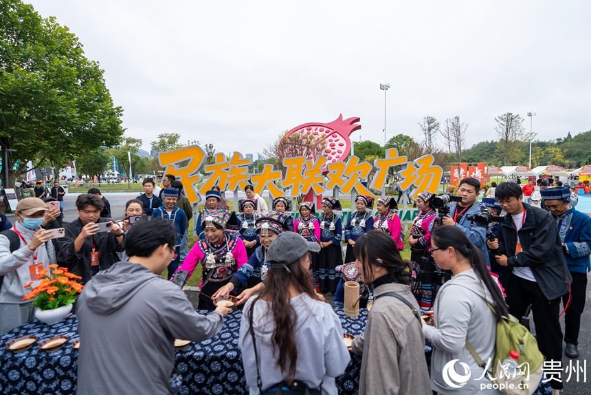 市民游客在活動(dòng)現(xiàn)場(chǎng)體驗(yàn)攔門酒。人民網(wǎng)記者 涂敏攝