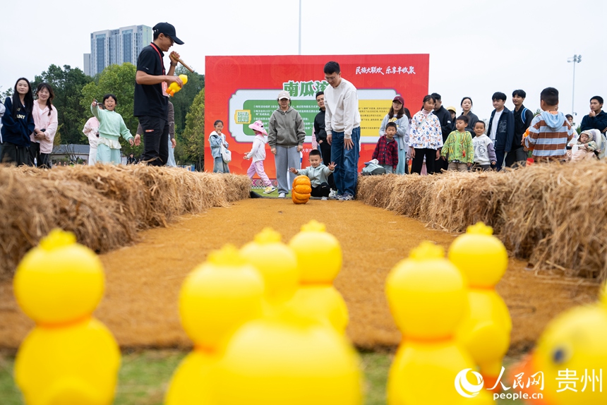 市民游客在現場參加南瓜保齡球比賽。人民網記者 涂敏攝