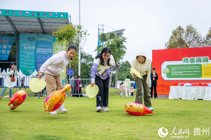 市民游客在活動現場參加風扇趕“雞”比賽。人民網記者 涂敏攝
