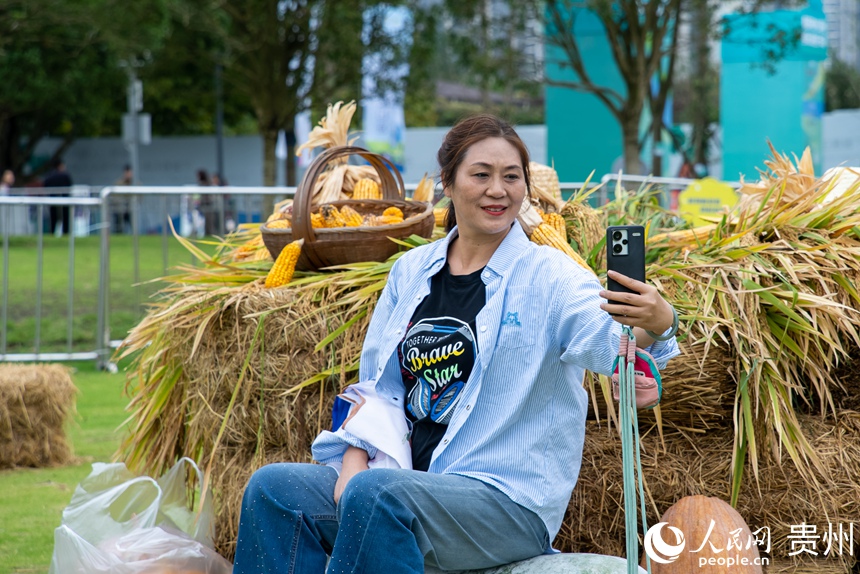 市民游客在活動現(xiàn)場打卡拍照。人民網(wǎng)記者 涂敏攝