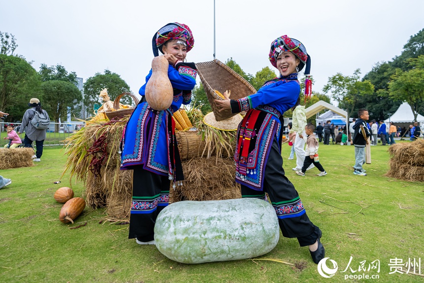 市民游客在活動現場打卡拍照。人民網記者 涂敏攝