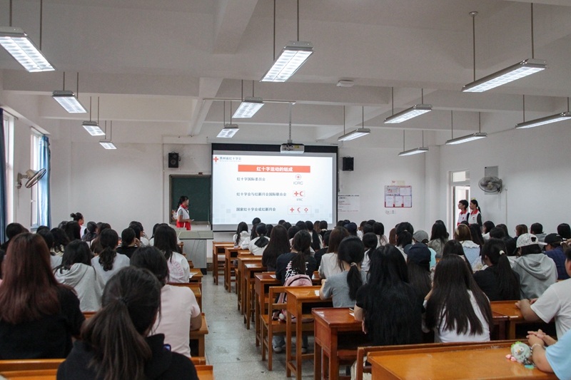 1、參訓新生參加紅十字救護員(初級)培訓。