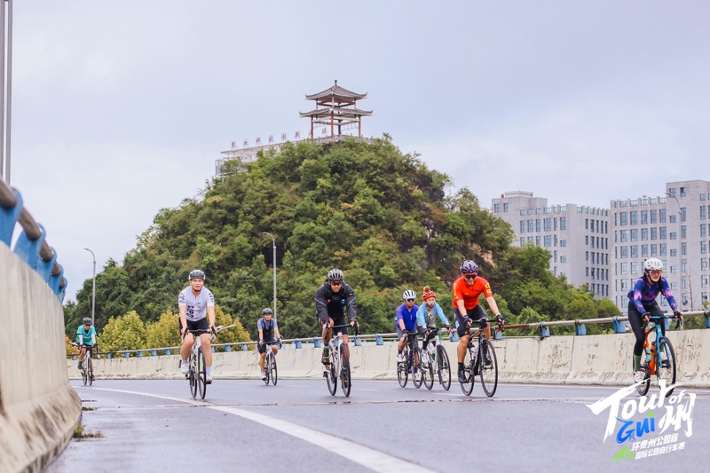 首段比賽進行中。